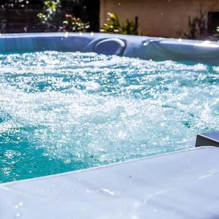 Con Piscina Idromassaggio E Palestra