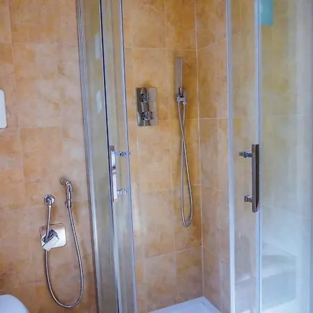 Con Piscina Idromassaggio E Palestra Итри