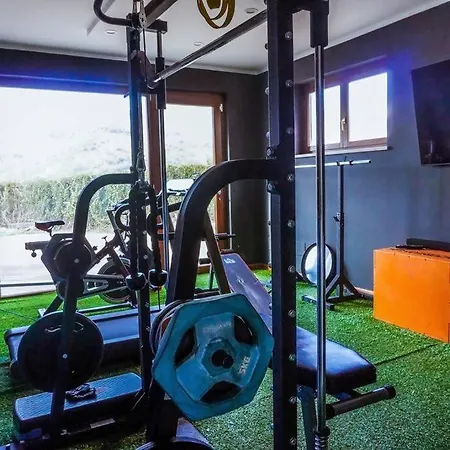 Con Piscina Idromassaggio E Palestra Дом отдыха