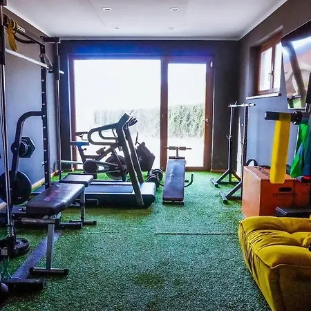 Con Piscina Idromassaggio E Palestra Дом отдыха *